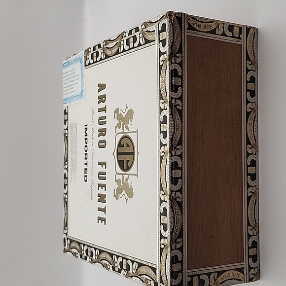 Arturo Fuente Curly Head Square Wooden Cigar Box - Picture 4 of 9